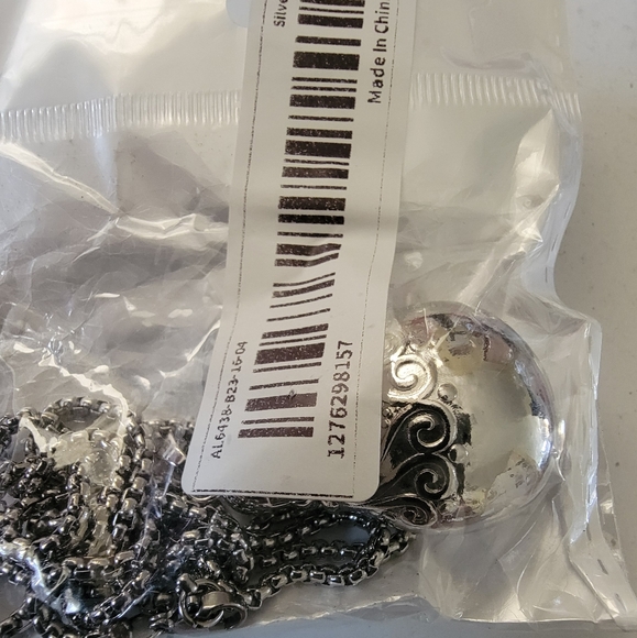 Silvertone Bottle Pendant Neclace . Unisex. - Picture 9 of 9